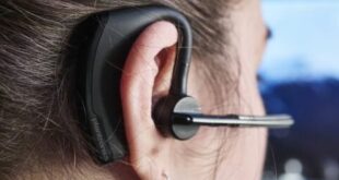 ara menggunakan headset bluetooth untuk telepon